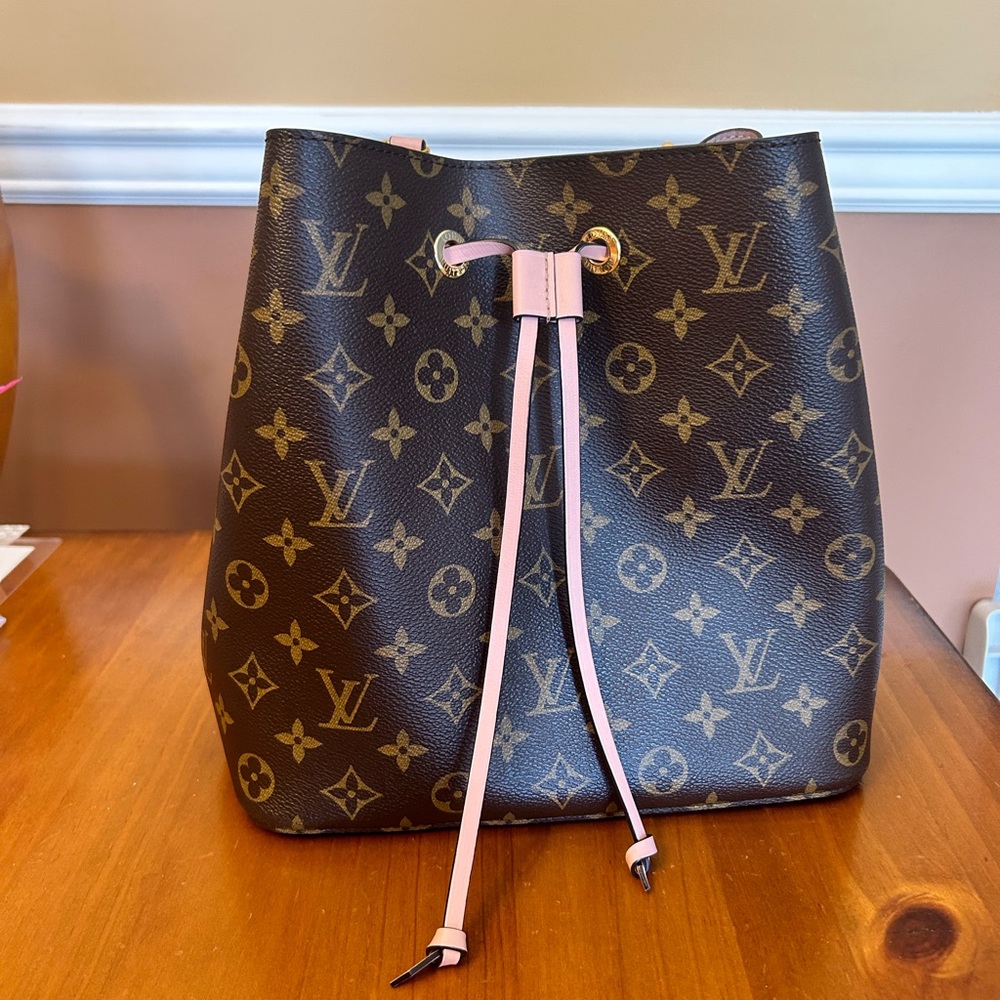 NèoNoè MM Louis Vuitton Monogram Bag in the color Rose Poudre